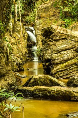 Mork Fa şelalesinin manzarası, Tayland.
