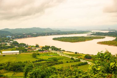 Tayland 'ın Chiang Saen şehrindeki Mekong nehrinin en üst manzarası..