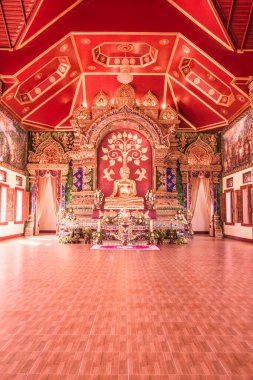 Prayodkhunpol 'deki güzel Buda heykeli Wiang Kalong Tapınağı, Tayland.