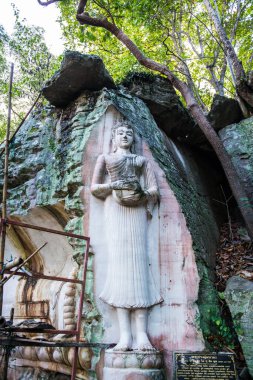Huai Pha Kiang tapınağında kayalara Buda sanatı oymak, Tayland.