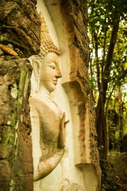 Huai Pha Kiang tapınağında kayalara Buda sanatı oymak, Tayland.