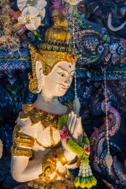 Tayland tarzı melek heykeli tapınakta, Tayland.