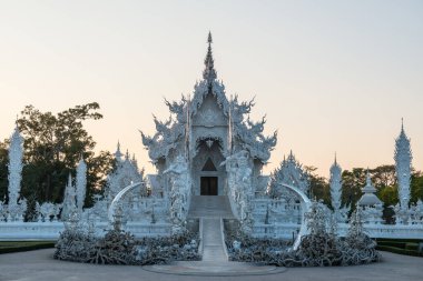 Tayland 'ın Chiang Rai bölgesindeki Rong Khun tapınağı..