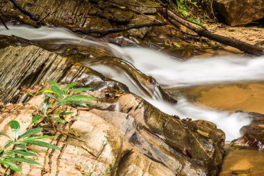 Mork Fa Şelalesi 'nde su akıyor, Tayland.