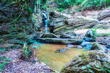 Mork Fa şelalesinin manzarası, Tayland.