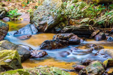 Mork Fa Şelalesi 'nde su akıyor, Tayland.