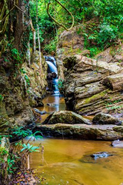 Mork Fa şelalesinin manzarası, Tayland.