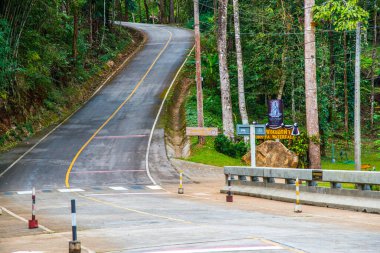 Tayland 'daki dağda küçük bir yol.