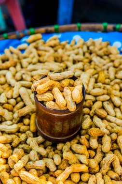 Tayland 'da tezgahta haşlanmış fıstık..