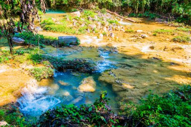 Su, Doi Phu Nang Ulusal Parkı, Tayland 'da akıyor..