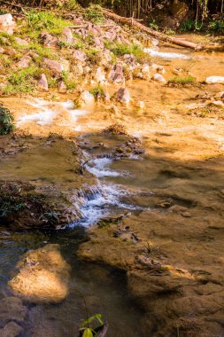 Su, Doi Phu Nang Ulusal Parkı, Tayland 'da akıyor..