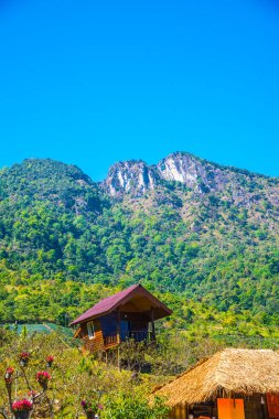 Tayland 'da dağ manzaralı küçük bir ev..