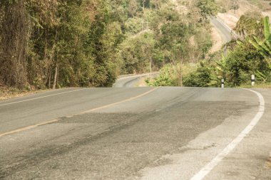 Tayland 'ın Phayao eyaletinde dağdaki yol.