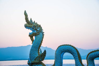 Beyaz Naga heykeli Kwan Phayao 'da akşam güneşli, Tayland.