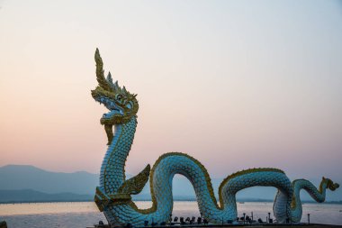 Beyaz Naga heykeli Kwan Phayao 'da akşam güneşli, Tayland.