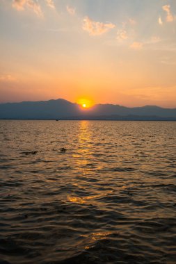 Kwan Phayao Gölü 'nde gün batımı, Tayland.