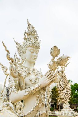 Tayland 'daki Rong Khun tapınağında kalıp sanatıyla dekorasyon..