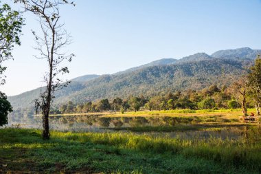 Tayland 'ın Chiangmai ilindeki Huay Tueng Tao gölünün manzara manzarası.