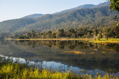 Tayland 'ın Chiangmai ilindeki Huay Tueng Tao gölünün manzara manzarası.