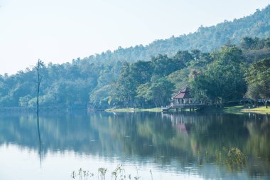 Tayland 'ın Chiangmai ilindeki Huay Tueng Tao gölünün manzara manzarası.