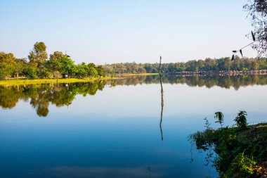 Tayland 'ın Chiangmai ilindeki Huay Tueng Tao gölünün manzara manzarası.
