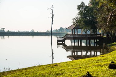 Tayland 'ın Chiangmai ilindeki Huay Tueng Tao gölünün manzara manzarası.