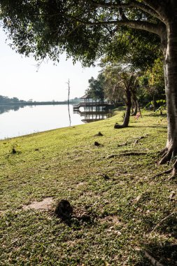 Tayland 'ın Chiangmai ilindeki Huay Tueng Tao gölünün manzara manzarası.