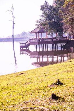 Tayland 'ın Chiangmai ilindeki Huay Tueng Tao gölünün manzara manzarası.