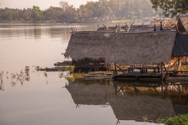 Tayland 'ın Chiangmai ilindeki Huay Tueng Tao gölünün manzara manzarası.