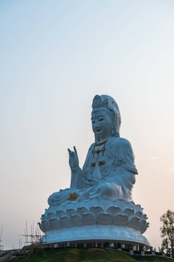 Güzel Guan Yin heykeli Huay Pla Kang tapınağında, Tayland.