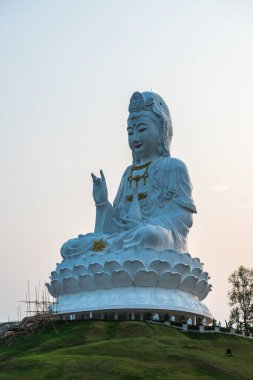 Güzel Guan Yin heykeli Huay Pla Kang tapınağında, Tayland.