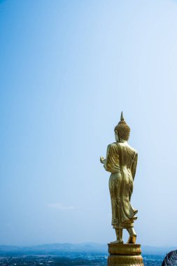 Phra 'da yürüyen altın Buda heykeli. Khao Noi tapınağı, Tayland.