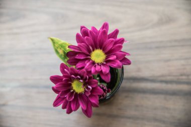 Tahta masadaki küçük çiçekler, Tayland