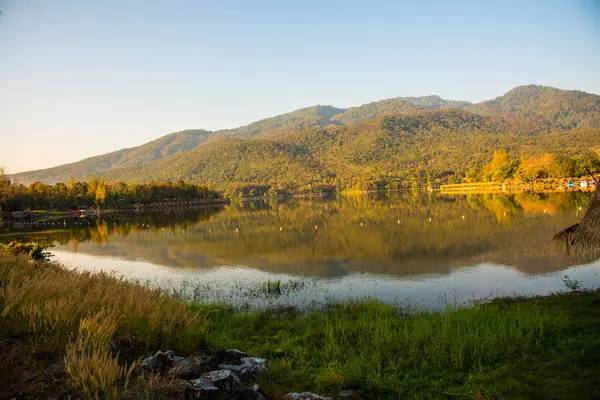 Tayland 'ın Chiangmai ilindeki Huay Tueng Tao gölünün manzara manzarası.