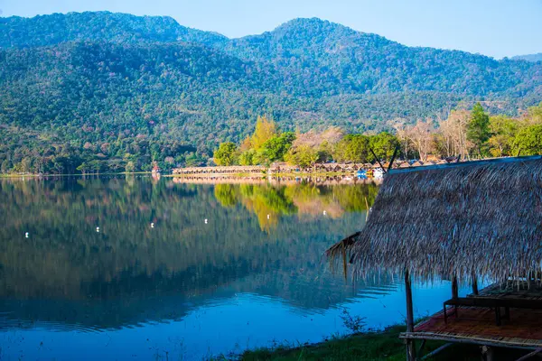 Tayland 'ın Chiangmai ilindeki Huay Tueng Tao gölünün manzara manzarası.