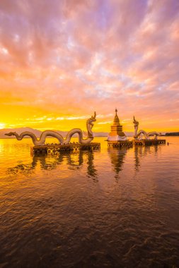 Beyaz Naga heykeli Kwan Phayao, Tayland 'da.