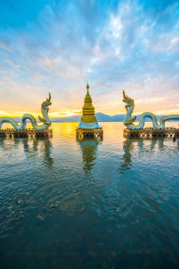 Beyaz Naga heykeli Kwan Phayao, Tayland 'da.