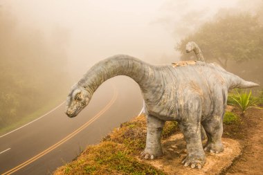 Tayland 'ın Phayao bölgesinde sisli Chiang Muang dinazoru modeli..