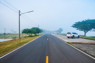 Tayland 'ın Phayao eyaletinde kış mevsiminde sisli koşu pisti.