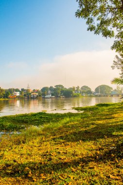 Tayland 'da kış mevsiminde Phayao Gölü' nün yanındaki şehir..