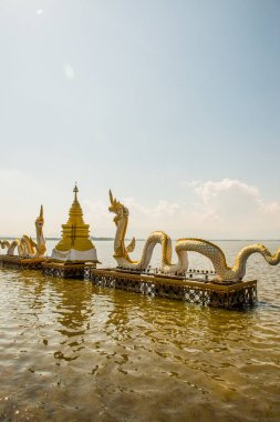 Beyaz Naga heykeli Kwan Phayao, Tayland 'da.