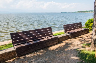 Phayao Gölü 'nün yanındaki ahşap bank, Tayland.