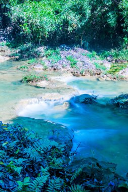 Su, Doi Phu Nang Ulusal Parkı, Tayland 'da akıyor..