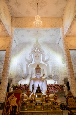 Tayland 'daki Hyuaplakang Tapınağı' ndaki Beyaz Buda heykeli..