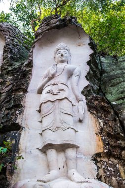 Huai Pha Kiang tapınağında kayalara Buda sanatı oymak, Tayland.