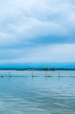 Tayland 'daki Kwan Phayao Gölü' nde Tilok Aram Tapınağı ile göl manzarası.