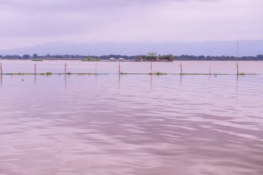Tayland 'daki Kwan Phayao Gölü' nde Tilok Aram Tapınağı ile göl manzarası.