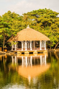 Göl kenarındaki güzel dinlenme evi, Tayland.
