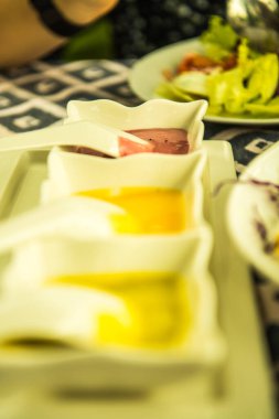 Tayland 'da beyaz kasede salata sosu..