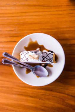 Dondurmalı pasta beyaz tabak, Tayland.